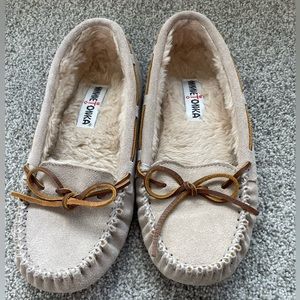 Minnetonka Suede Moccasin Slippers Women’s Size 9 Color Stone
